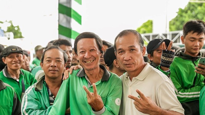 Những người chạy xe ôm bằng ứng dụng Grab trên điện thoại thông minh hiện rất đông đảo Những người chạy xe ôm bằng ứng dụng Grab trên điện thoại thông minh hiện rất đông đảo