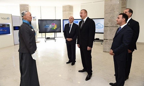 Sophia trò chuyện với tổng thống Ilham Aliyev. Ảnh:Forbes. Sophia trò chuyện với tổng thống Ilham Aliyev. Ảnh: Forbes.