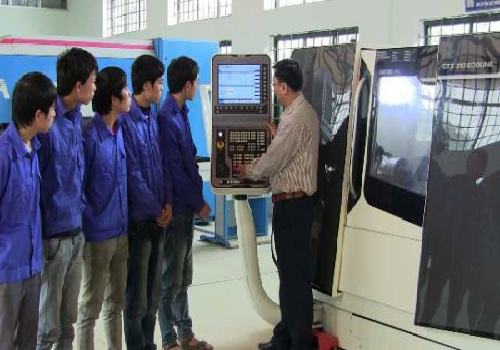 Để triển khai ứng dụng CNTT, rất cần đội ngũ nhân lực mang tính chất "cầu nối". Ảnh: hoanhap.vn Để triển khai ứng dụng CNTT, rất cần đội ngũ nhân lực mang tính chất "cầu nối". Ảnh: hoanhap.vn