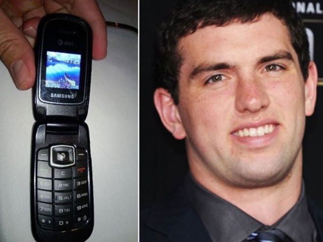 Andrew Luck và điện thoại nắp gập của Samsung.