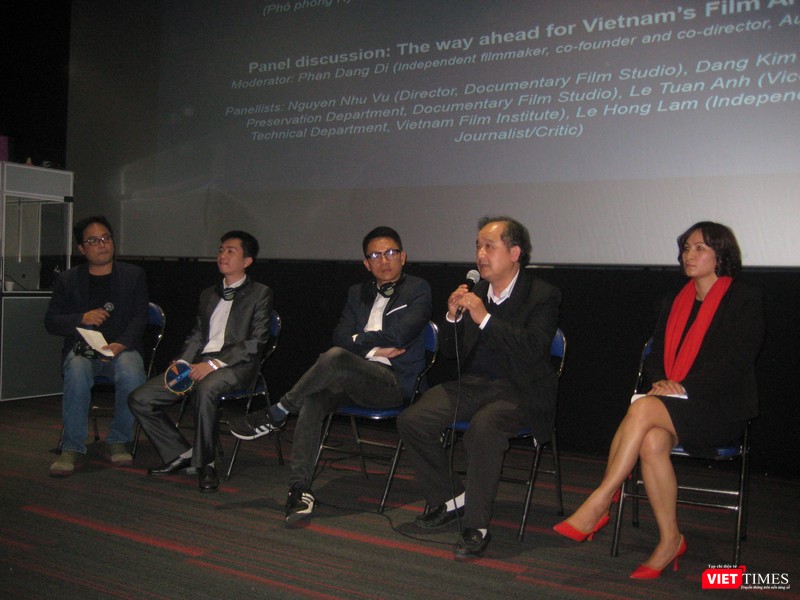 Đạo diễn, NSND Nguyễn Như Vũ (thứ hai từ bên phải) trong phần giao lưu tại hội thảo "Phim như một di sản văn hóa". Đạo diễn, NSND Nguyễn Như Vũ (thứ hai từ bên phải) trong phần giao lưu tại hội thảo "Phim như một di sản văn hóa".