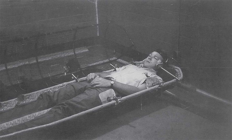 David Myers tiến hành thử nghiệm năm 1961 trong lồng kim loại lắc sang trái phải liên tục. Ông cho biết cuộc thử nghiệm chỉ khiến ông buồn ngủ. Ảnh:Courtesy of Gallaudet University Archives. Nguoi khuyet tat lam phi hanh gia tot hon nguoi thuong? hinh anh 2