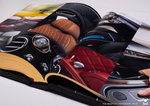 Sách gồm hơn 800 trang, nặng khoảng 30 kg. Sách gồm hơn 800 trang, nặng khoảng 30 kg.