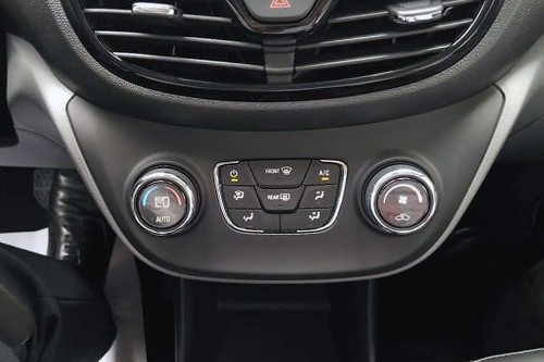 Núm xoay cùng các phím bấm điều khiển hệ thống điều hòa. Núm xoay cùng các phím bấm điều khiển hệ thống điều hòa.