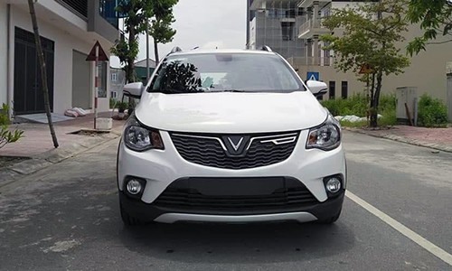 Lưới tản nhiệt gắn logo cách điệu từ chữ V, tượng trưng cho VinFast. Cụm đèn sương mù đặt bên dưới như thường thấy trên các dòng xe hiện nay. Lưới tản nhiệt gắn logo cách điệu từ chữ V, tượng trưng cho VinFast. Cụm đèn sương mù đặt bên dưới như thường thấy trên các dòng xe hiện nay.