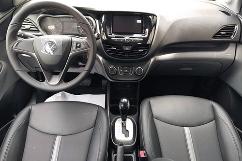 Từ hình ảnh lộ diện nội thất Fadil cho thấy, xe sử dụng vô-lăng bọc da 3 chấu thể thao, thiết kế tương tự như Chevrolet Spark nhưng tinh chỉnh lại một số chi tiết. Từ hình ảnh lộ diện nội thất Fadil cho thấy, xe sử dụng vô-lăng bọc da 3 chấu thể thao, thiết kế tương tự như Chevrolet Spark nhưng tinh chỉnh lại một số chi tiết.