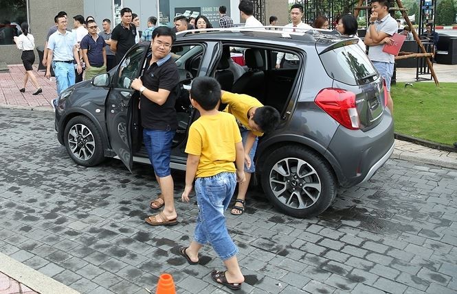 Khách hàng chen nhau lái thử xe VinFast Fadil ảnh 3 Khách hàng chen nhau lái thử xe VinFast Fadil - ảnh 3