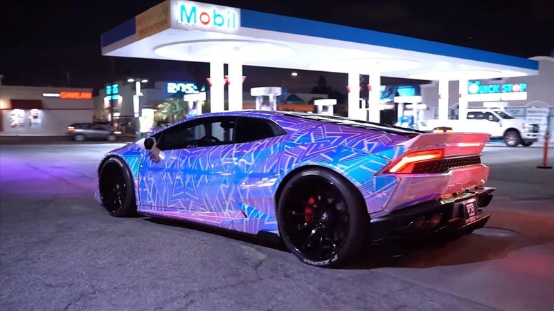 Lamborghini Huracan của Brown nổi bật khi đi ngoài đường. Ảnh: Carscoops Lamborghini Huracan của Brown nổi bật khi đi ngoài đường. Ảnh: Carscoops