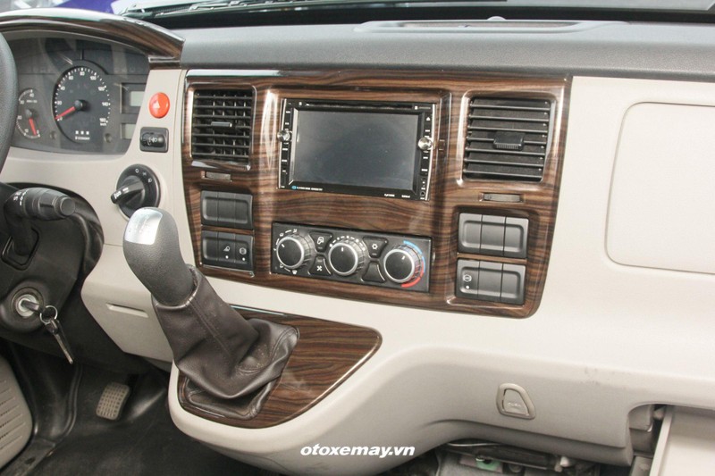 Đầu tiên là lắp cần số trên táp-lô (tương tự xe du lịch) tạo khoảng trống cabin để người sử dụng dễ dàng di chuyển từ cửa xe phía tài sang cửa phụ Đầu tiên là lắp cần số trên táp-lô (tương tự xe du lịch) tạo khoảng trống cabin để người sử dụng dễ dàng di chuyển từ cửa xe phía tài sang cửa phụ