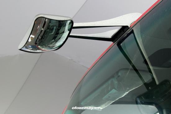 Gương cầu lồi ở trung tâm kính lái để xóa điểm mù trước đầu xe Gương cầu lồi ở trung tâm kính lái để xóa điểm mù trước đầu xe