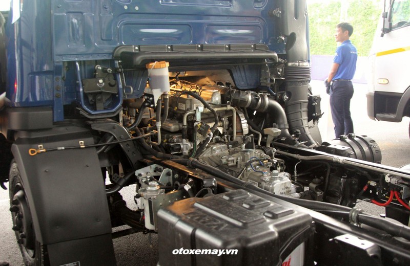 Xe trang bị động cơ diesel thế hệ mới Tata New Generation 3L Common Rail Engine Euro 4, ứng dụng công nghệ ống dẫn cao áp phun nhiên liệu trực tiếp, công suất 140 mã lực/3.000 vòng/phút và mô-men xoắn 360Nm/1.700-2.300 vòng/phút. Hộp số 6 cấp Overdrive, sang số bằng cáp (ưu điểm mới so với xe đối thủ). Bình nhiên liệu 120 lít. Cabin lắp máy điều hòa hai chiều. Xe trang bị động cơ diesel thế hệ mới Tata New Generation 3L Common Rail Engine Euro 4, ứng dụng công nghệ ống dẫn cao áp phun nhiên liệu trực tiếp, công suất 140 mã lực/3.000 vòng/phút và mô-men xoắn 360Nm/1.700-2.300 vòng/phút. Hộp số 6 cấp Overdrive, sang số bằng cáp (ưu điểm mới so với xe đối thủ). Bình nhiên liệu 120 lít. Cabin lắp máy điều hòa hai chiều.