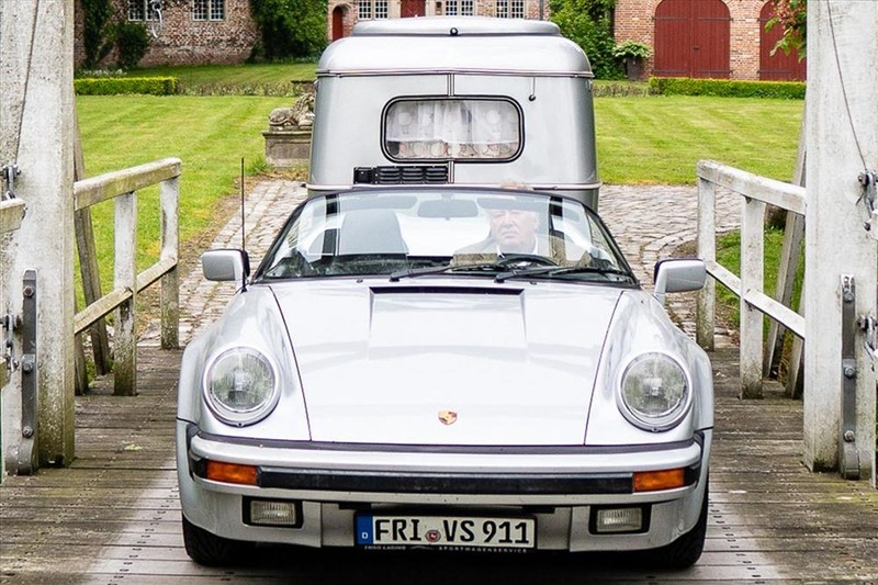 Nó được độ lại để có thể mang theo một “căn nhà mini“. Ảnh: Carbuzz