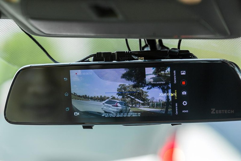 Hình ảnh ở phía sau xe được hiển thị