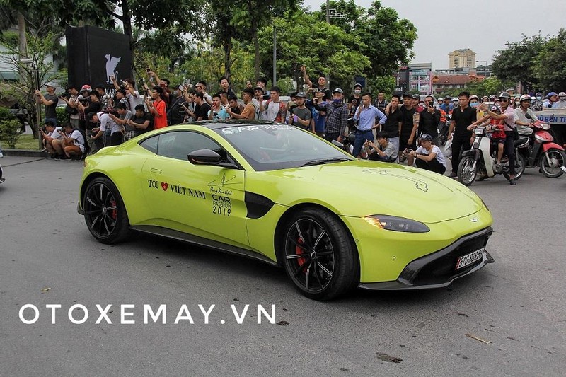 Aston Martin V8-Vantage độc lạ trong màu sơn xanh cốm Aston Martin V8-Vantage độc lạ trong màu sơn xanh cốm