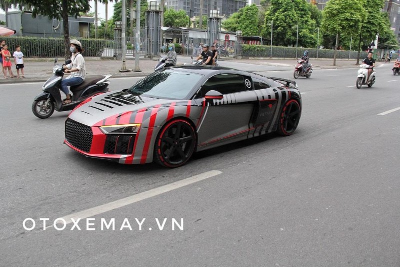 Một siêu xe trên quốc lộ 5 Một siêu xe trên quốc lộ 5