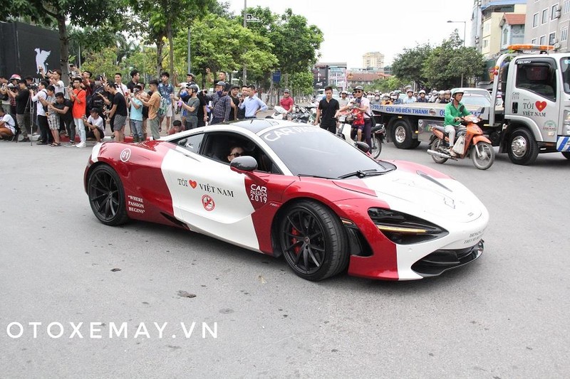 McLaren 720S màu đỏ được dán thêm decal trắng làm xe dẫn đoàn McLaren 720S màu đỏ được dán thêm decal trắng làm xe dẫn đoàn