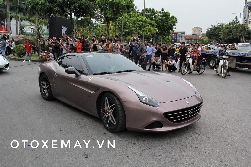 Carlifornia T dán decal độc của một thành viên đoàn tại Hà Nội Carlifornia T dán decal độc của một thành viên đoàn tại Hà Nội