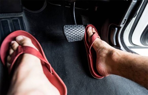 Dép xỏ ngón không phù hợp với các tài xế vì dễ bị tuột, trượt và có thể mắc vào bàn đạp