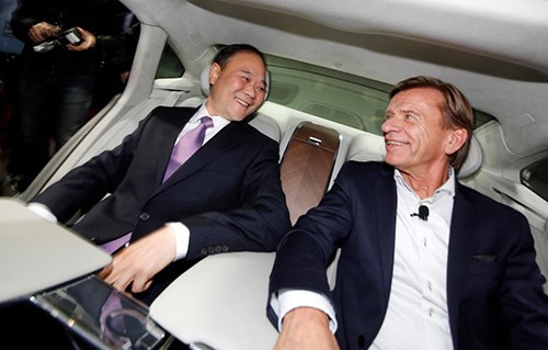 Tỷ phú Li Shufi (trái) và CEO Volvo Hakan Suelsson trong lễ ra mắt chiếc S90 ở Thượng Hải năm 2016. Ảnh: AP Tỷ phú Li Shufi (trái) và CEO Volvo Hakan Suelsson trong lễ ra mắt chiếc S90 ở Thượng Hải năm 2016. Ảnh: AP