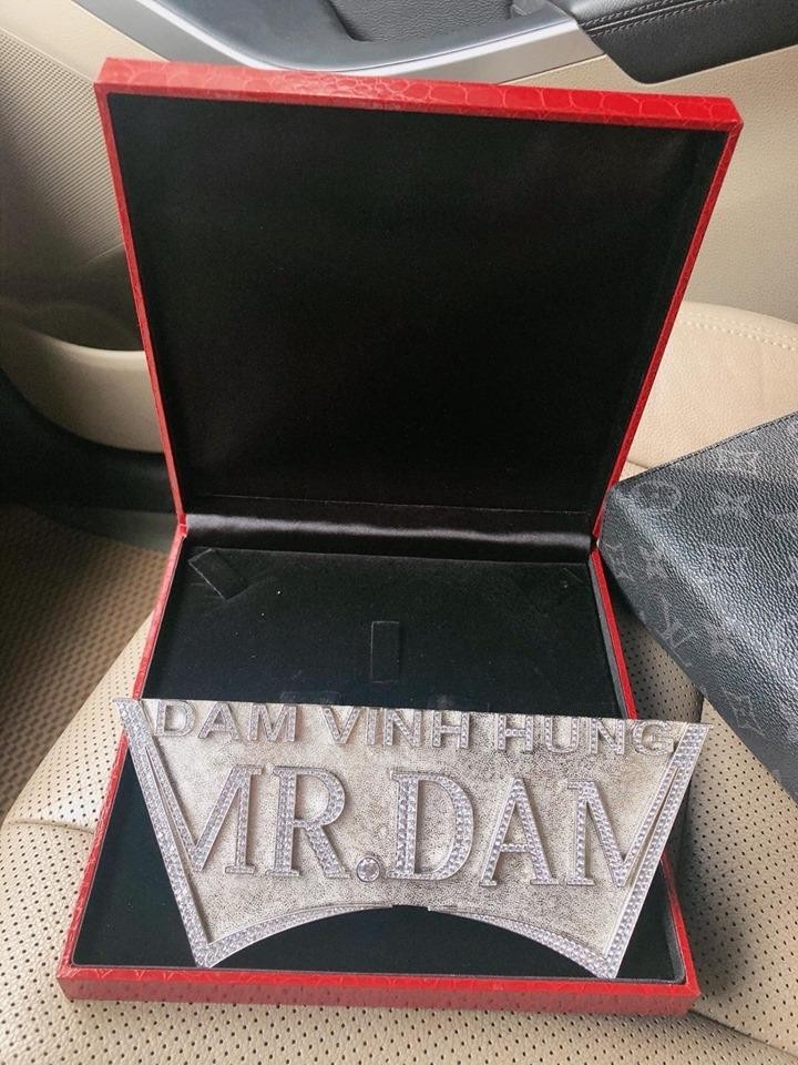 Đơn vị nhập khẩu xe sang nổi tiếng ở Hà Nội tặng logo khắc tên Mr. Đàm cảm ơn khách hàng mua xe. Đơn vị nhập khẩu xe sang nổi tiếng ở Hà Nội tặng logo khắc tên Mr. Đàm cảm ơn khách hàng mua xe.