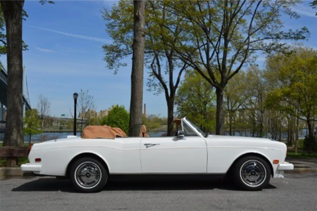 Dù chỉ có hai cửa, nhưng Rolls-Royce Corniche có chiều dài tới hơn 5m, tùy thế hệ, tương đương một chiếc xe SUV cỡ lớn, như Ford Explorer