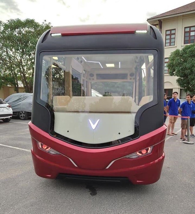 Đầu xe có logo chữ V Đầu xe có logo chữ V