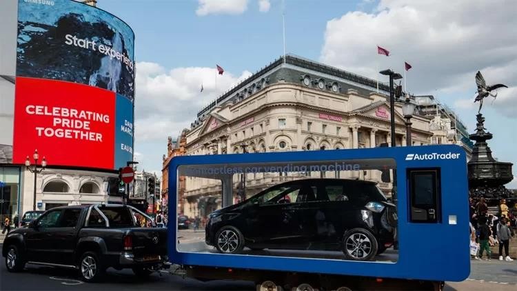 Hiện chiếc máy bán ôtô tự động chứa một chiếc Renault Zoe và giá bán là 19.000 USD Hiện chiếc máy bán ôtô tự động chứa một chiếc Renault Zoe và giá bán là 19.000 USD