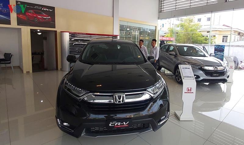 Hiện Honda CR-V được nhiều đại lý giảm giá từ 30 - 50 triệu đồng tùy từng phiên bản và tặng kèm phụ kiện