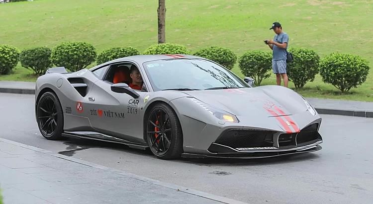 Một mẫu Ferrari 488 GTB độ SVR hàng độc lăn bánh tại Hà Nội. 