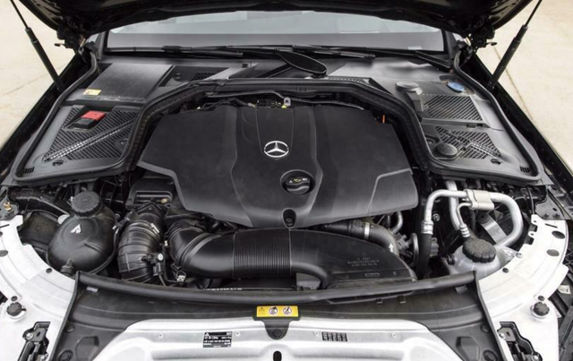 Khoang động cơ của Mercedes-benz C300 W205 Khoang động cơ của Mercedes-benz C300 W205