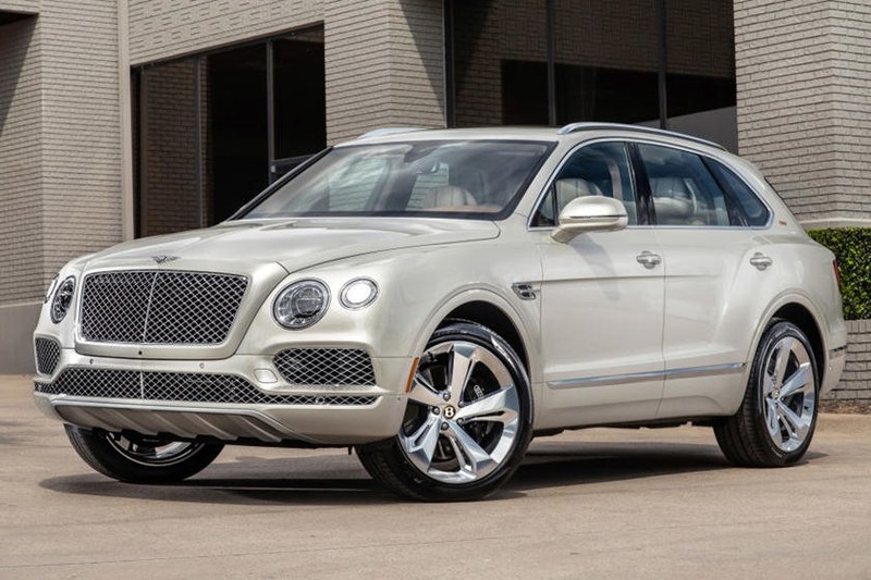 Mẫu SUV mới mà hãng Bentley công bố có ngoại thất giống với “cha đẻ” nó là chiếc Bentley Bentaya. Ảnh: Carbuzz