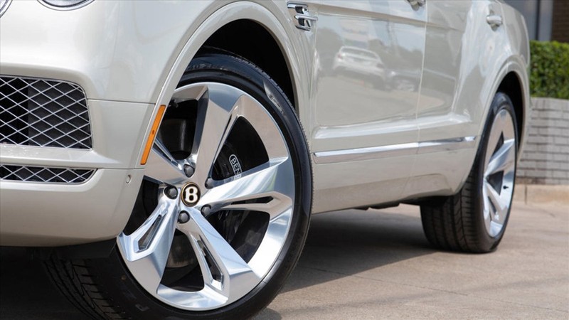 Mỗi bánh xe đều có gắn logo của hãng. Ảnh: Carbuzz Mỗi bánh xe đều có gắn logo của hãng. Ảnh: Carbuzz