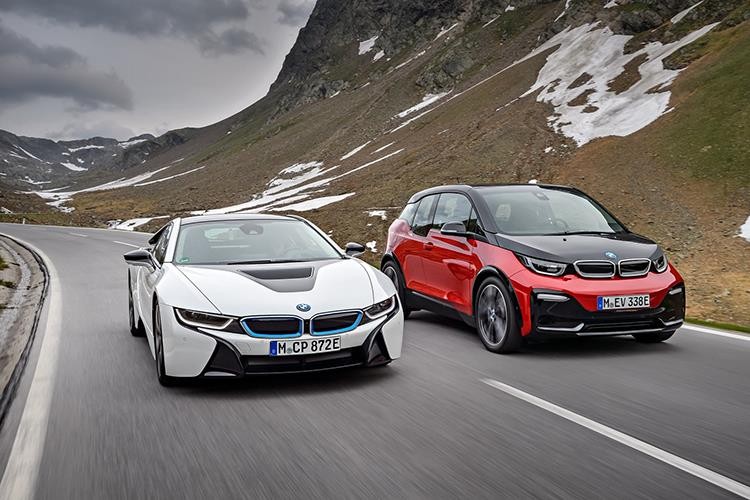 i8 (trắng) và i3. Ảnh: BMW