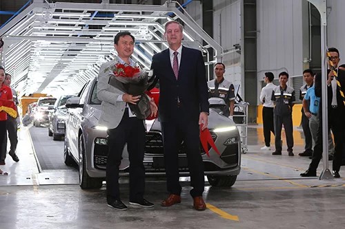 Khách hàng nhận xe Lux trong lễ giao xe tại nhà máy hôm 28/7. Ảnh: Tuấn Cao Khách hàng nhận xe Lux trong lễ giao xe tại nhà máy hôm 28/7. Ảnh: Tuấn Cao
