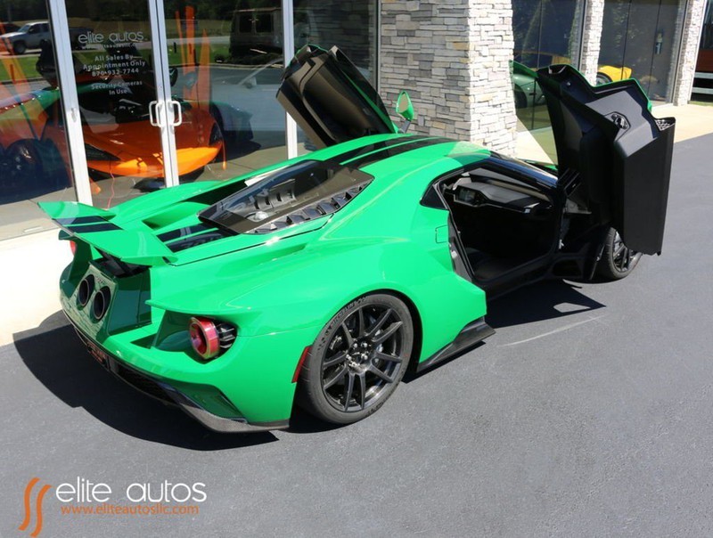 Ford GT nhìn từ phía sau