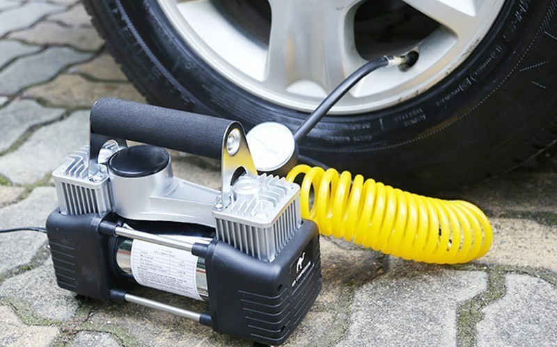 Bơm lốp mini là phụ kiện khá hữu dụng. Ảnh BD Bơm lốp mini là phụ kiện khá hữu dụng. Ảnh BD