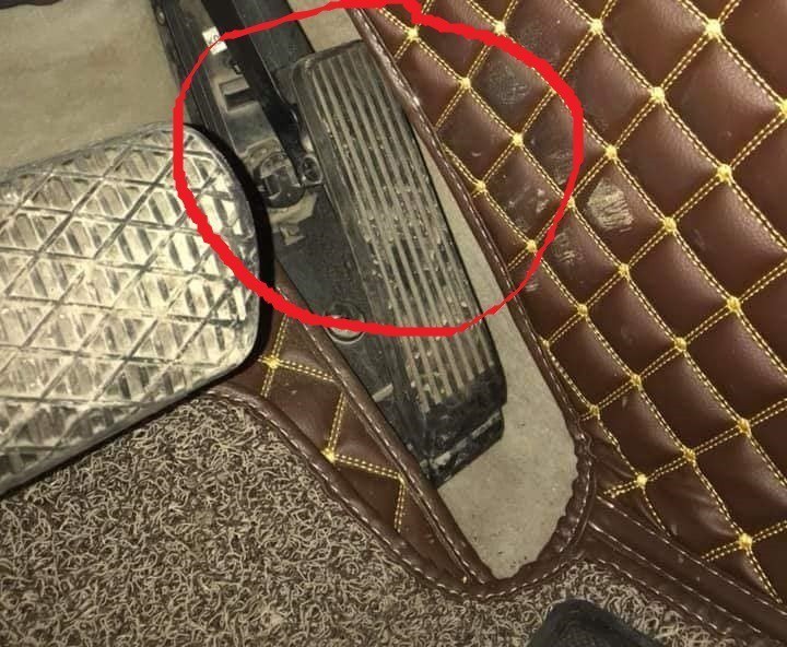 Bàn đạp chân ga có thể vướng vào thảm trải sàn, gây nên hiện tượng “xe điên“. Ảnh BD Bàn đạp chân ga có thể vướng vào thảm trải sàn, gây nên hiện tượng “xe điên“. Ảnh BD