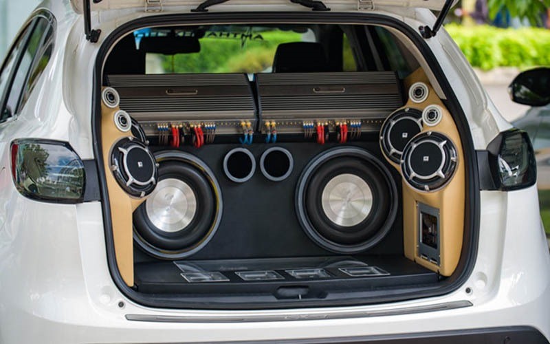 Lắp loa công suất lớn sẽ khiến hệ thống điện trong xe quá tải. Ảnh BD Lắp loa công suất lớn sẽ khiến hệ thống điện trong xe quá tải. Ảnh BD
