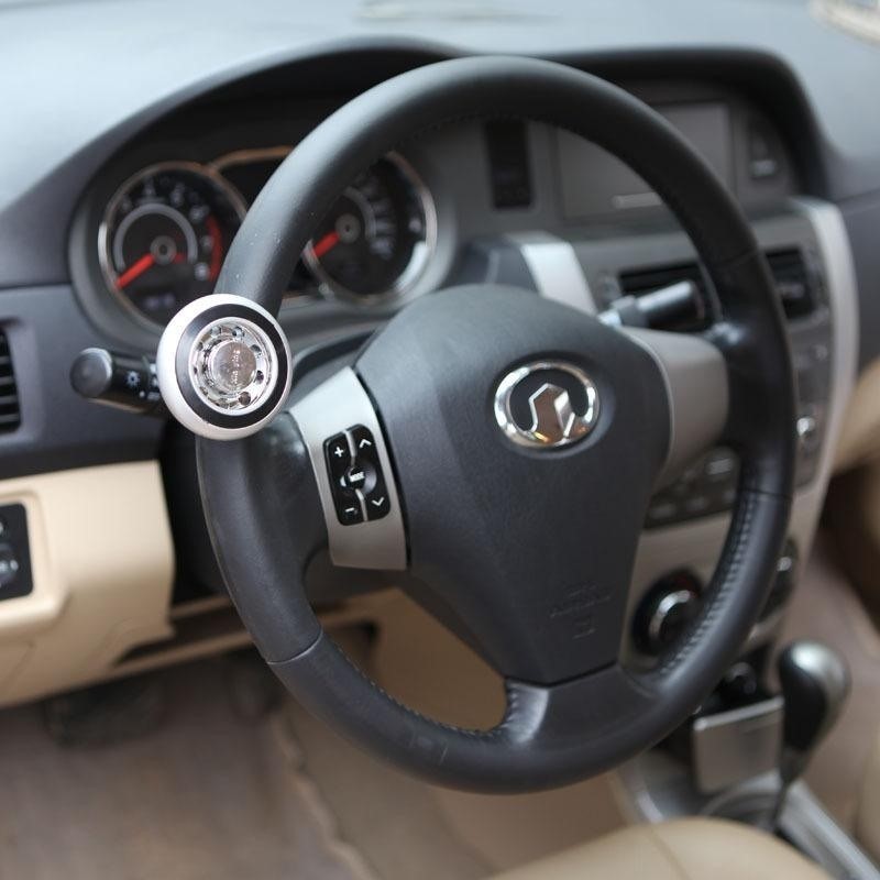 Phụ kiện này có thể vướng vào tay áo gây ra tình huống nguy hiểm. Ảnh BD Phụ kiện này có thể vướng vào tay áo gây ra tình huống nguy hiểm. Ảnh BD