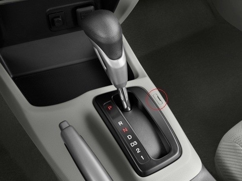 Nút Shift Lock nằm ẩn bên trong. Ảnh BD