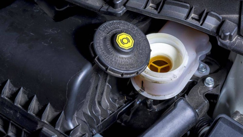 Hãy thay ngay dầu phanh sau khi mua xe cũ Hãy thay ngay dầu phanh sau khi mua xe cũ