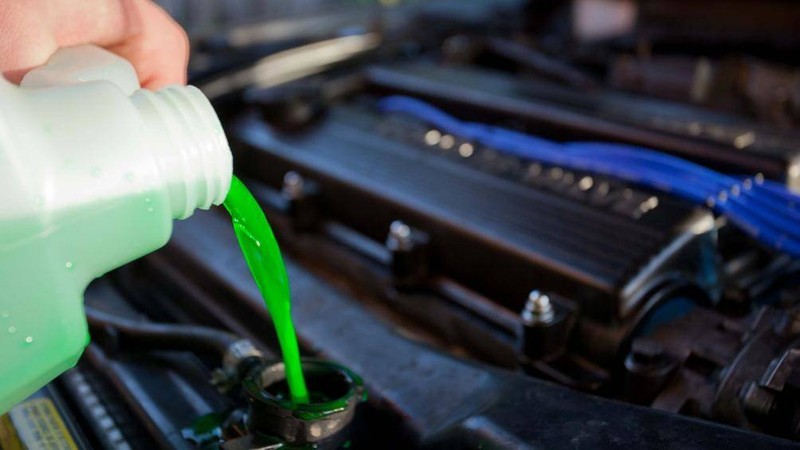 Hãy thay nước làm mát 3 lần/năm Hãy thay nước làm mát 3 lần/năm