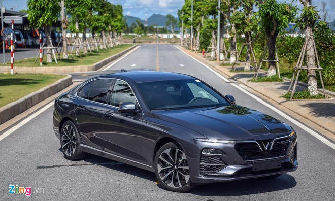 VinFast Lux A2.0 có giá bán tương đương xe hạng D nhập Thái như Camry và Accord