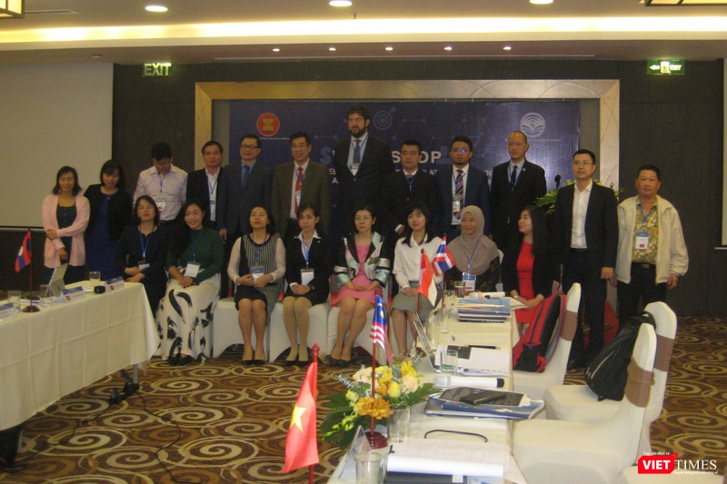 Các đại biểu tham dự hội nghị chụp ảnh kỷ niệm