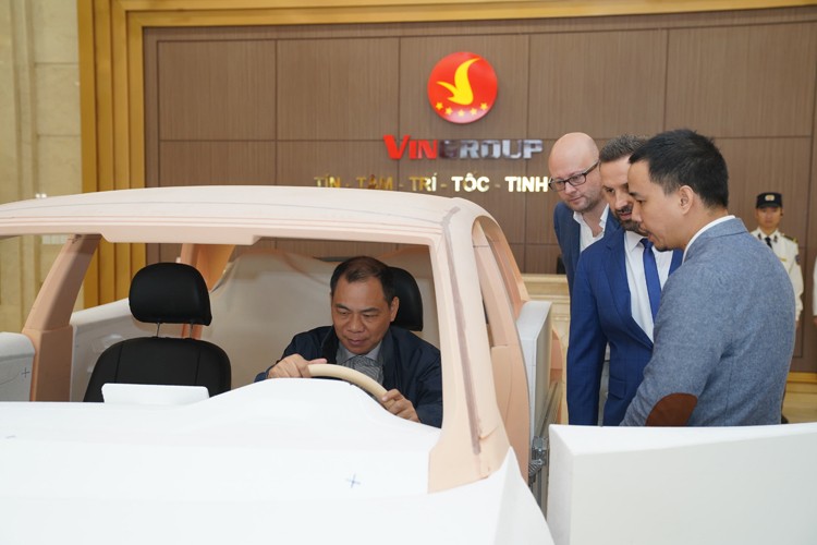 Ông Phạm Nhật Vượng ngồi sau vô-lăng của một trong hai mẫu xe mới. Ảnh:VinFast Ông Phạm Nhật Vượng ngồi sau vô-lăng của một trong hai mẫu xe mới. Ảnh:VinFast