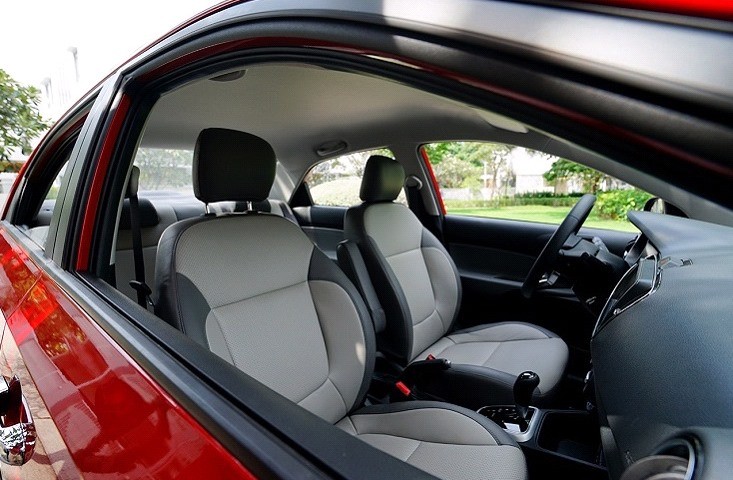 Hàng ghế sau có móc khóa trẻ em và gối tựa đầu êm ái tạo sự thoải mái, an toàn cho trẻ