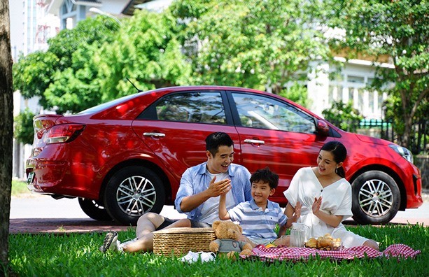 Kia Soluto tại Việt Nam hiện đang bán ra với 3 phiên bản: AT Deluxe, MT Deluxe và MT