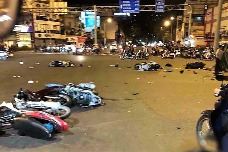 Một vụ tai nạn kinh hoàng có nguyên nhân từ việc người phụ nữ lái xe trong tình trạng say xỉn và đi giày cao gót. Ảnh LĐ Một vụ tai nạn kinh hoàng có nguyên nhân từ việc người phụ nữ lái xe trong tình trạng say xỉn và đi giày cao gót. Ảnh LĐ