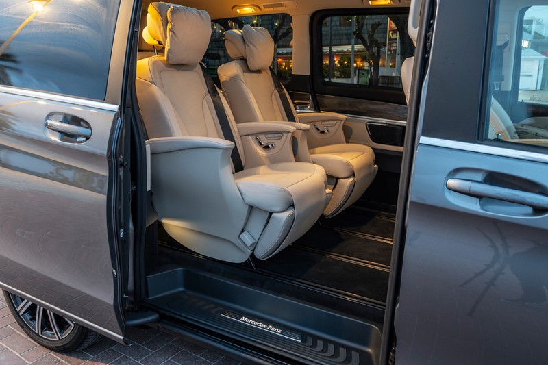 Với 7 chỗ ngồi cỡ lớn và khả năng tháo gập ghế ngồi linh hoạt, không gian xe V 250 Luxury được tối ưu hóa cho nhiều mục đích sử dụng khác nhau Với 7 chỗ ngồi cỡ lớn và khả năng tháo gập ghế ngồi linh hoạt, không gian xe V 250 Luxury được tối ưu hóa cho nhiều mục đích sử dụng khác nhau