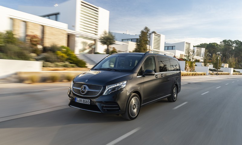 V 250 AMG có thiết kế bên ngoài thể thao và khỏe khoắn hơn so với bản V 250 Luxury V 250 AMG có thiết kế bên ngoài thể thao và khỏe khoắn hơn so với bản V 250 Luxury